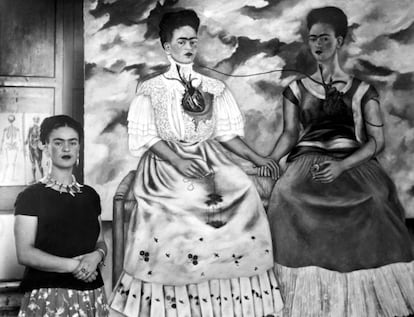 La pintora Frida Kahlo con su obra 'Yo dos veces' en 1939.