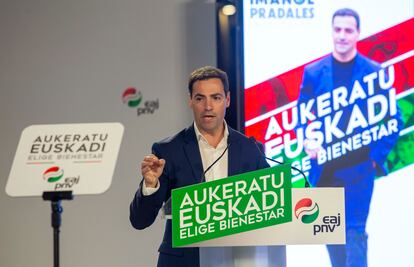 Imanol Pradales, candidato del PNV, en el acto de inicio de campaña en Vitoria, este jueves.