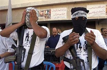 Miembros de Al Fatath armados, en Cisjordania, miemtras realizan sus oraciones.