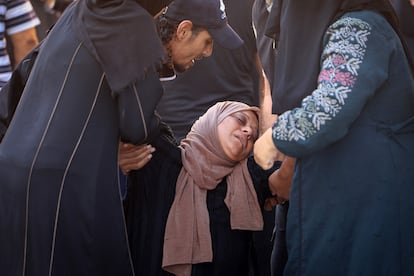 Una mujer llora a sus familiares muertos tras un bombardeo israelí, antes de la celebración de un funeral en Deir al Balah, en el centro de la franja de Gaza, este martes.