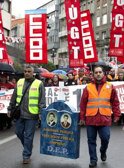 Miles de trabajadores de CCOO y UGT se manifestaron por las calles de Vigo en el Primero de Mayo para reivindicar puestos de trabajo y oponerse a la reforma laboral del Gobierno.