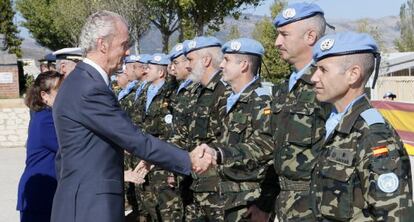 Morenés, este martes, durante la visita a las tropas españolas en Líbano.