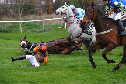 Sam Waley-Cohen se cae del caballo Long Run durante el Crabbie Grand National Campanario Chase en Aintree Racecourse en Liverpool, Inglaterra.