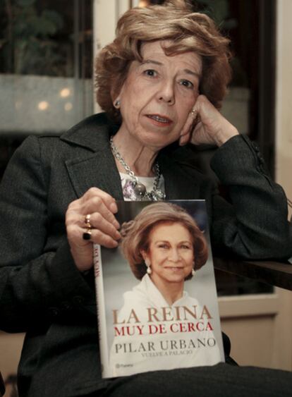 La periodista Pilar Urbano posa con un ejemplar de su libro <i>La Reina muy de cerca</i>.