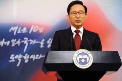 El presidente surcoreano pronuncia un discurso de año nuevo en su oficina presidencial.