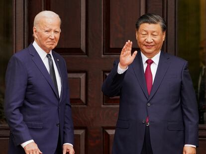 El presidente chino, Xi Jinping, saluda mientras se reúne con el presidente estadounidense, Joe Biden, en Woodside, California, el pasado 15 de noviembre.