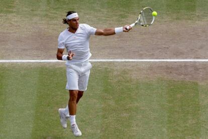 Nadal devuelve una pelota en la final contra Berdych.