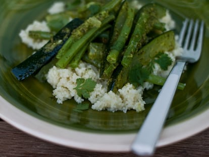 Ensalada de verduras con salsa verde y cuscús