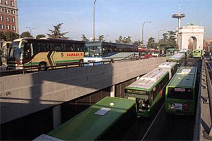Autobuses atrapados por el atasco en el carril de entrada al intercambiador de transportes de Moncloa.