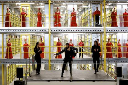 Rafael Amargo y su ballet inauguran la campaña navideña de Amazon en su sede logística de San Fernando de Henares.