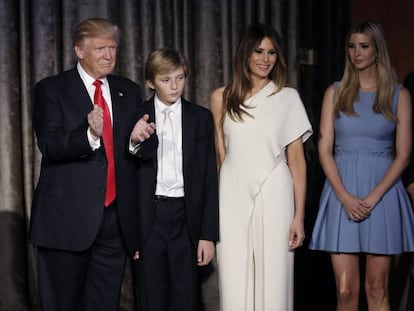 La familia Trump tras la victoria del político. Melania, vestida de Ralph Lauren.