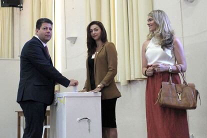El ministro principal de Gibraltar, Fabian Picardo, en el momento de introducir su voto hoy mientras es observado por su esposa.