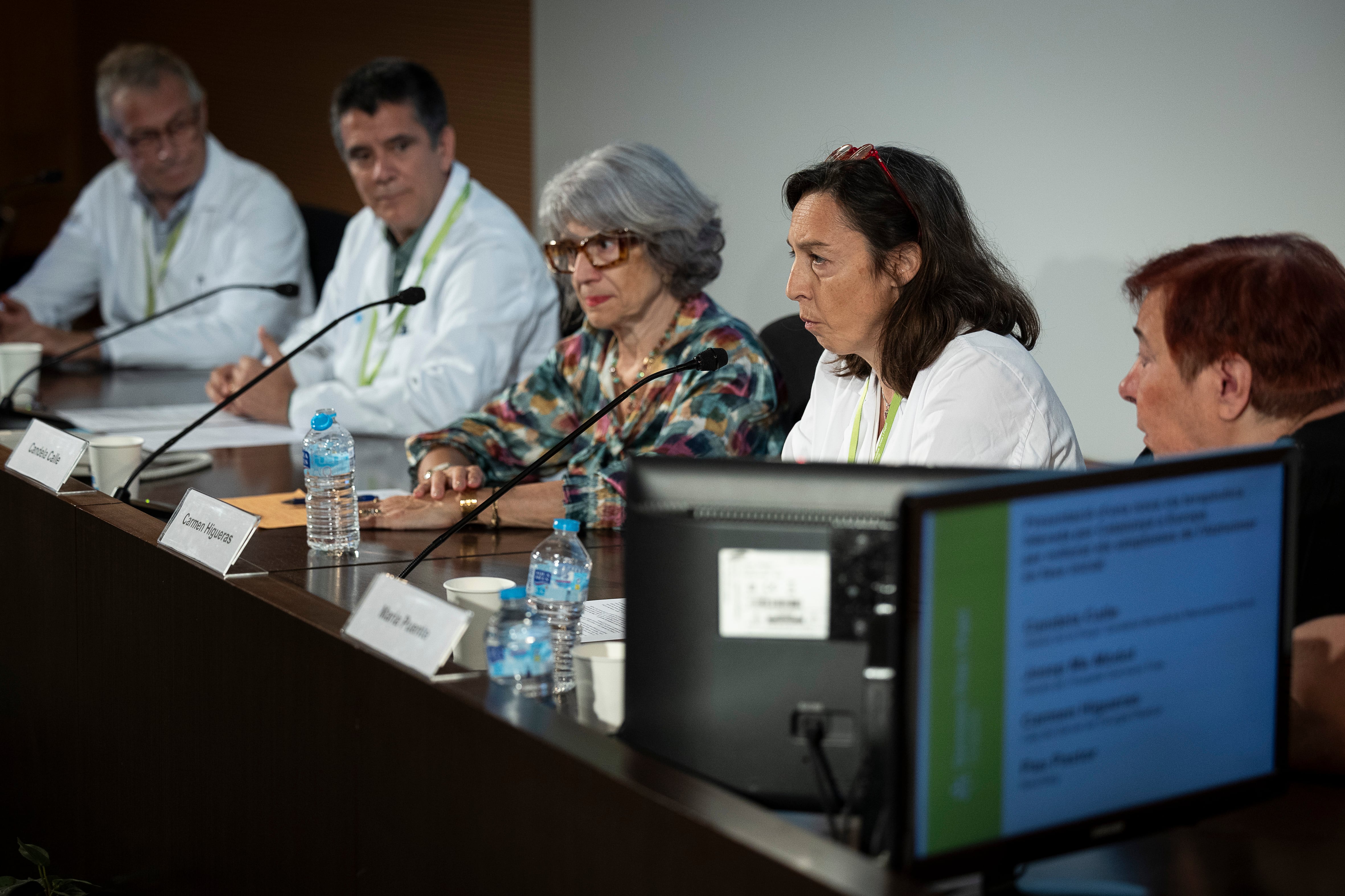 El equipo médico que está desarrollando el ensayo clínico sobre una intervención pionera contra el alzhéimer, durante la presentación del estudio en el Hospital Germans Trias i Pujol de Badalona.