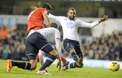 Luis Suárez, en uno de sus goles en White Hart Lane.