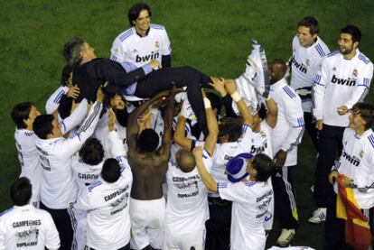 Los jugadores del Madrid celebran el título