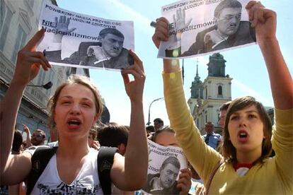 Protesta de estudiantes en Varsovia contra el nuevo ministro de Educación, Roman Giertych.