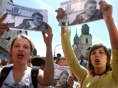 Protesta de estudiantes en Varsovia contra el nuevo ministro de Educación, Roman Giertych.