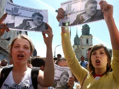 Protesta de estudiantes en Varsovia contra el nuevo ministro de Educación, Roman Giertych.