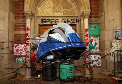 Una barricada en uno de los accesos a un edificio de Universidad de UCLA para evitar el desalojo por parte de la policía. 