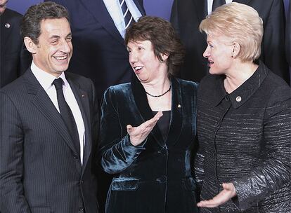 Tras una rápida cena de los líderes europeos para cerrar un acuerdo sobre los nuevos cargos, Ashton y Van Rompuy se han unido a la foto de familia de los jefes de Estado y de Gobierno europeos en la que todos se han mostrado muy sonrientes. En la imagen, el presidente francés, Nicolas Sarkozy, junto a su homóloga de Lituana, Dalia Grybauskaite. Entre ellos, Catherine Ashton.