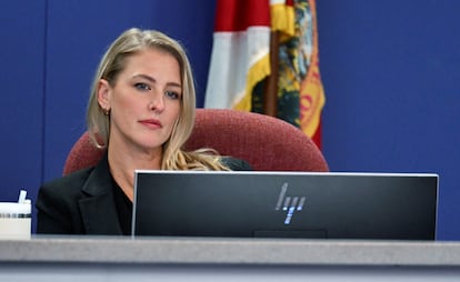 Bridget Ziegler, cofundadora de Moms For Liberty, en una reunión de la junta escolar de Sarasota, en Florida, el 12 de diciembre.