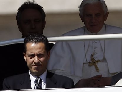 Paolo Gabriele, acompa&ntilde;ando al Papa en mayo de 2012.
