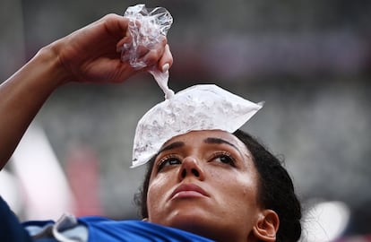 La británica Katarina Johnson-Thompson, con una bolsa de hielo en la cabeza durante el concurso de salto de altura del heptatlón de los Juegos Olímpicos de Tokio 2020, en el Estadio Olímpico.