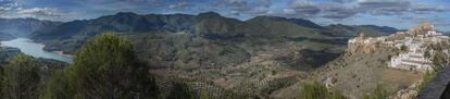 Panorámica de Hornos de Segura con el pantano del Tranco a la izquierda, en Jaén.