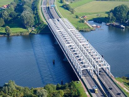 Uno de los puentes Keizersveerbruggen, entre Róterdam y Eindhoven, a los que se está buscando otra ubicación.