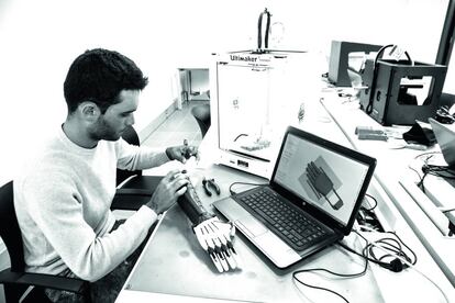 Montaje de un implante ortopédico junto a una impresora Ultimaker.