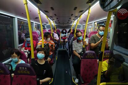 Varias personas con mascarilla en un autobús de Hong Kong, este martes.
