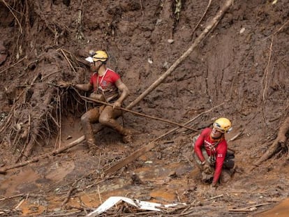 Equipo realiza tareas de rescate en Bento Rodrigues.