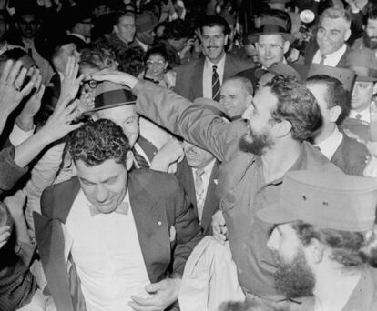 Fidel Castro saluda sonriente a la gente que le recibe a su llegada al aeropuerto de Washington en una imagen del 15 de abril de 1959.