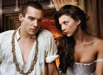 Jonathan Rhys Meyers y Natalie Dormer, en <i>Los Tudor.</i>