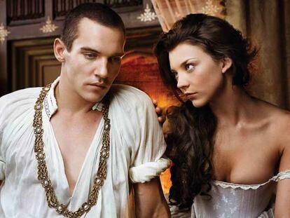 Jonathan Rhys Meyers y Natalie Dormer, en <i>Los Tudor.</i>