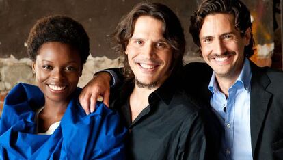 Astrid Jones, Juan Diego Boto y Sergio Peris Mencheta, actores y director de 'Un trozo invisible de este mundo'.