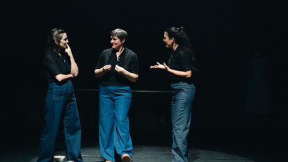 Ángela Ibáñez, Patricia de Lorenzo y Chusa Pérez de Vallejo, en una escena de 'Hellen Keller, ¿la mujer maravilla?'.