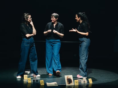 Ángela Ibáñez, Patricia de Lorenzo y Chusa Pérez de Vallejo, en una escena de 'Hellen Keller, ¿la mujer maravilla?'.