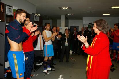 La Reina visitó a los jugadores en los vestidores después de que la selección venció por un gol a cero a Alemania y pasó a la final