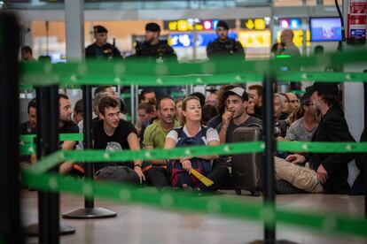 Un grupo de personas permanece sentado en el Aeropuerto de Barcelona-El Prat en protesta por la sentencia del Tribunal Supremo.