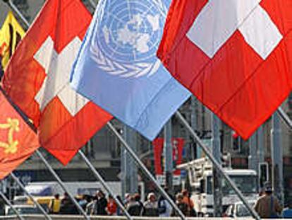 La bandera de Naciones Unidas ondea entre dos enseñas suizas en el puente Mont Blanc de Ginebra