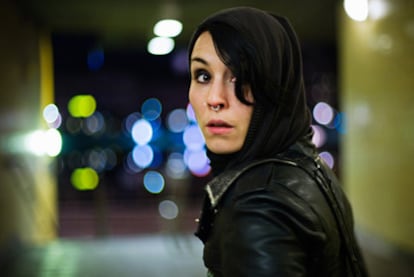 La actriz sueca Noomi Rapace interpreta con solvencia a la 'hacker' Lisbeth Salander en la adaptación cinematográfica de 'Los hombres que no amaban a las mujeres'.