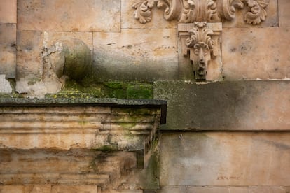 Humedades encima de la puerta de la iglesia de La Purísima, en Salamanca.