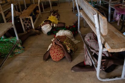 Niños de una escuela en Burkina Faso ensayan un simulacro de ataque.