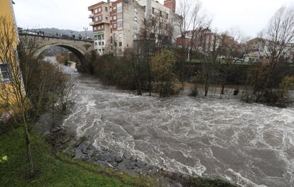 Vista del desbordamiento del río Sil a su paso por Ponferrada (León), el jueves.