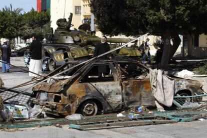 Un tanque utilizado por los rebeldes, en el centro de Zauiya.