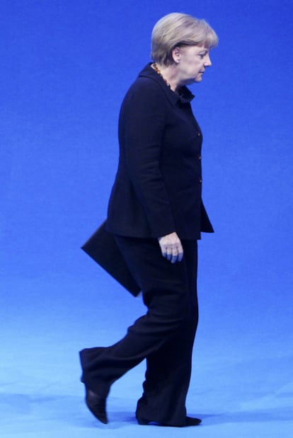 Angela Merkel -de negro por la  muerte de su padre- el 15 de septiembre de 2011.