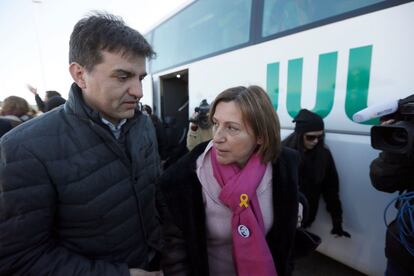 La presidenta del Parlament, Carme Forcadell (d), asiste al acto organizado por ERC a las puertas de la prisión de Estremera al que han asistido el diputado Joan Tardá y la número dos de ERC para las elecciones del 21D, Marta Rovira, entre otros. 