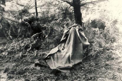 Imagen del cadáver de Juan Manuel García Cordero, padre de Iñaki García, tapado con una manta.