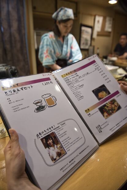 La carta del restaurante incluye los perfiles de las cocineras sin utilizar sus nombres reales para evitar su identificación. También incluye las prohibiciones en el trato hacia las mujeres.